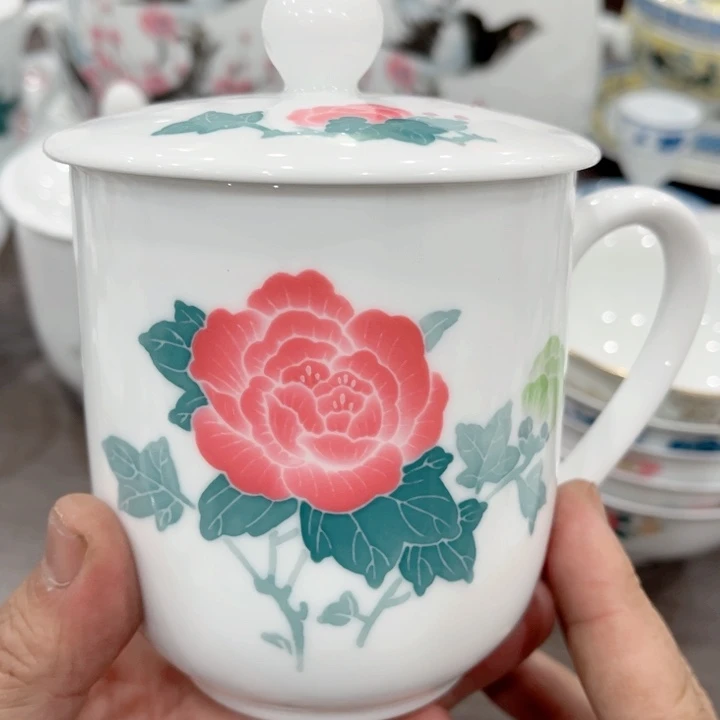 壶釉下五彩的瓷器和瓷器