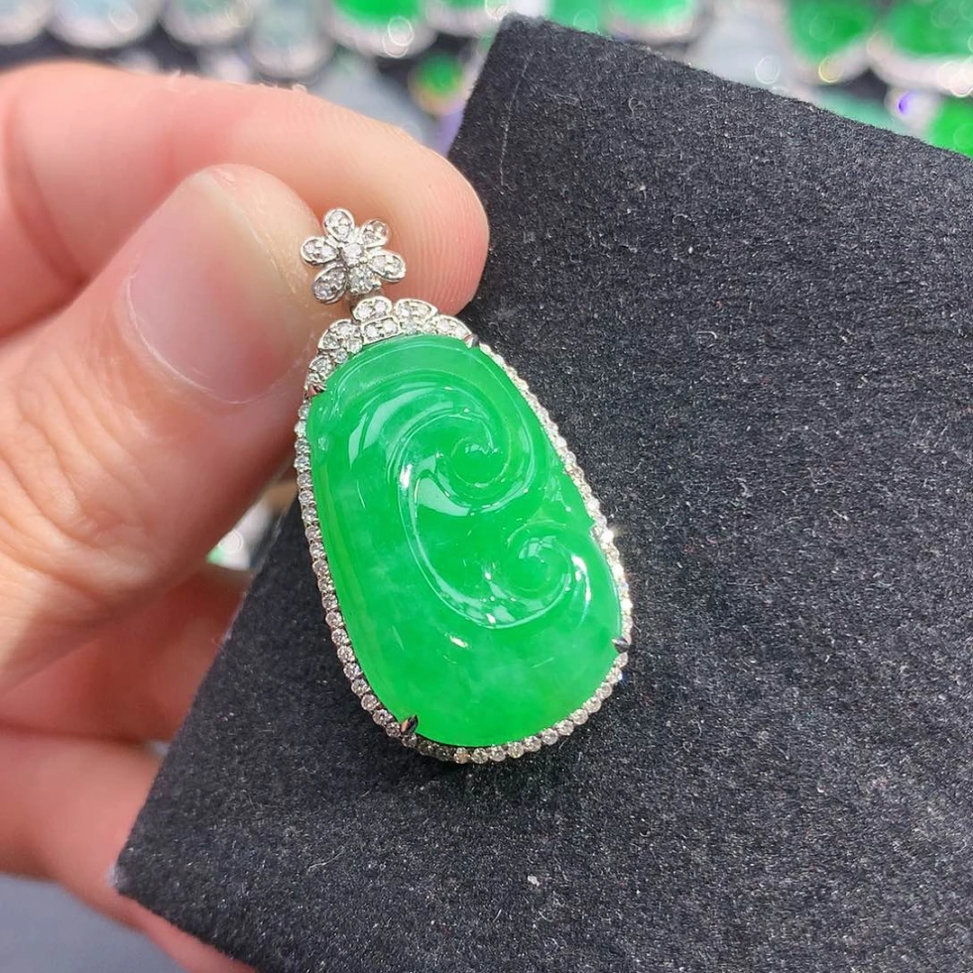 颈饰18K金镶嵌翡翠