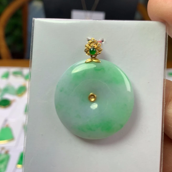 颈饰18K金镶嵌翡翠