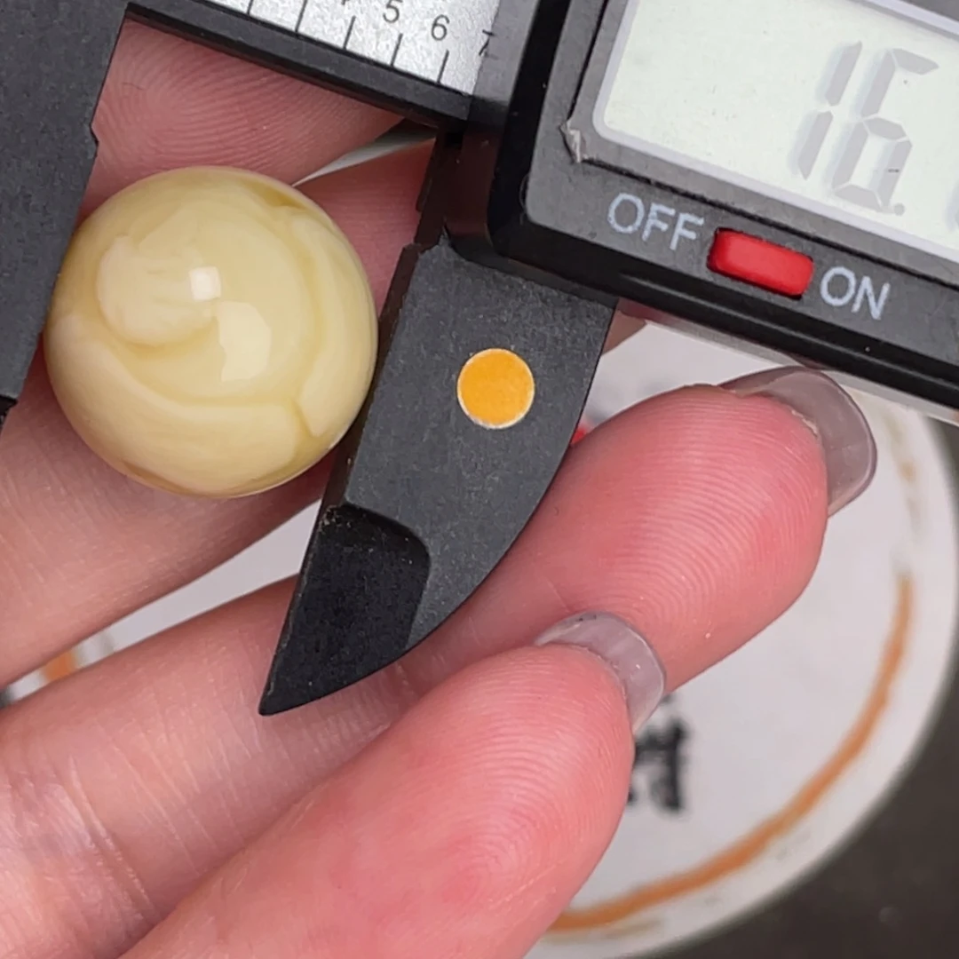 未镶嵌琥珀裸石微瑕225