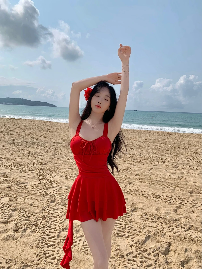 连体泳衣女2025年新爆款网红纯欲风高级性感显瘦遮肚子肉红色吊带