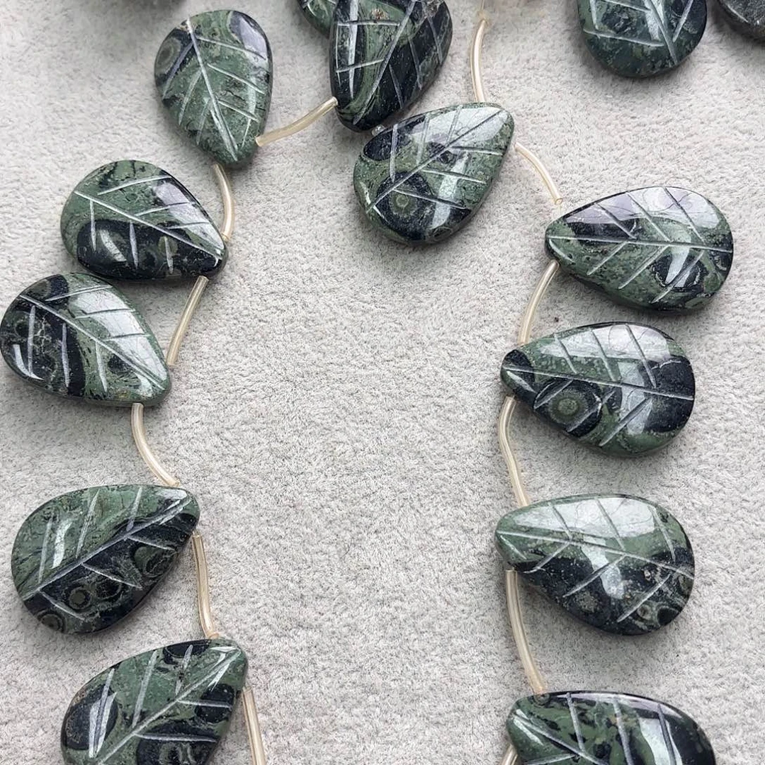 玛瑙/玉髓未镶嵌珠宝半成品25×35雀仔石叶子一条