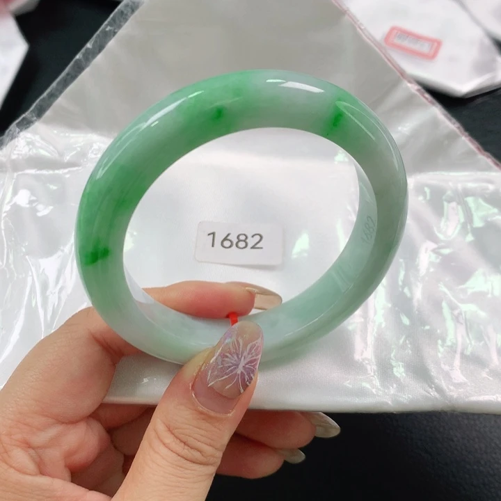 翡翠手镯未镶嵌易*03。