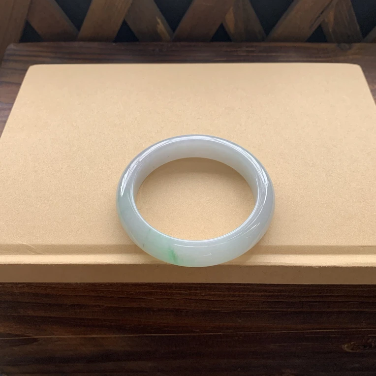 冰胶细腻阳绿手镯，特价7980圈口56.2-12.2-8.5，天然翡翠缅A完美