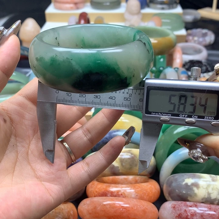 未镶嵌手镯石英质玉