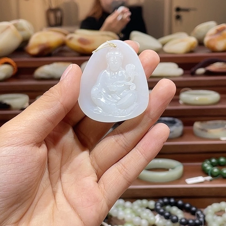 颈饰未镶嵌和田玉（白玉）俄料白莲花观音