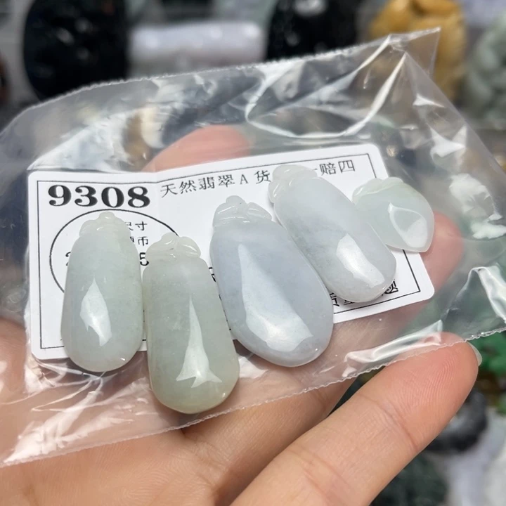 翡翠未镶嵌挂件9308