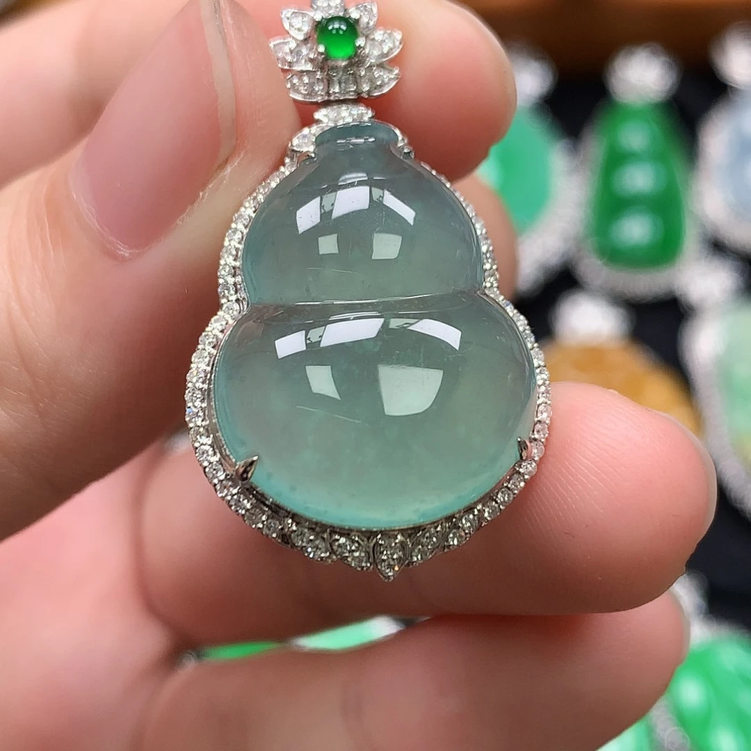颈饰18K金镶嵌翡翠