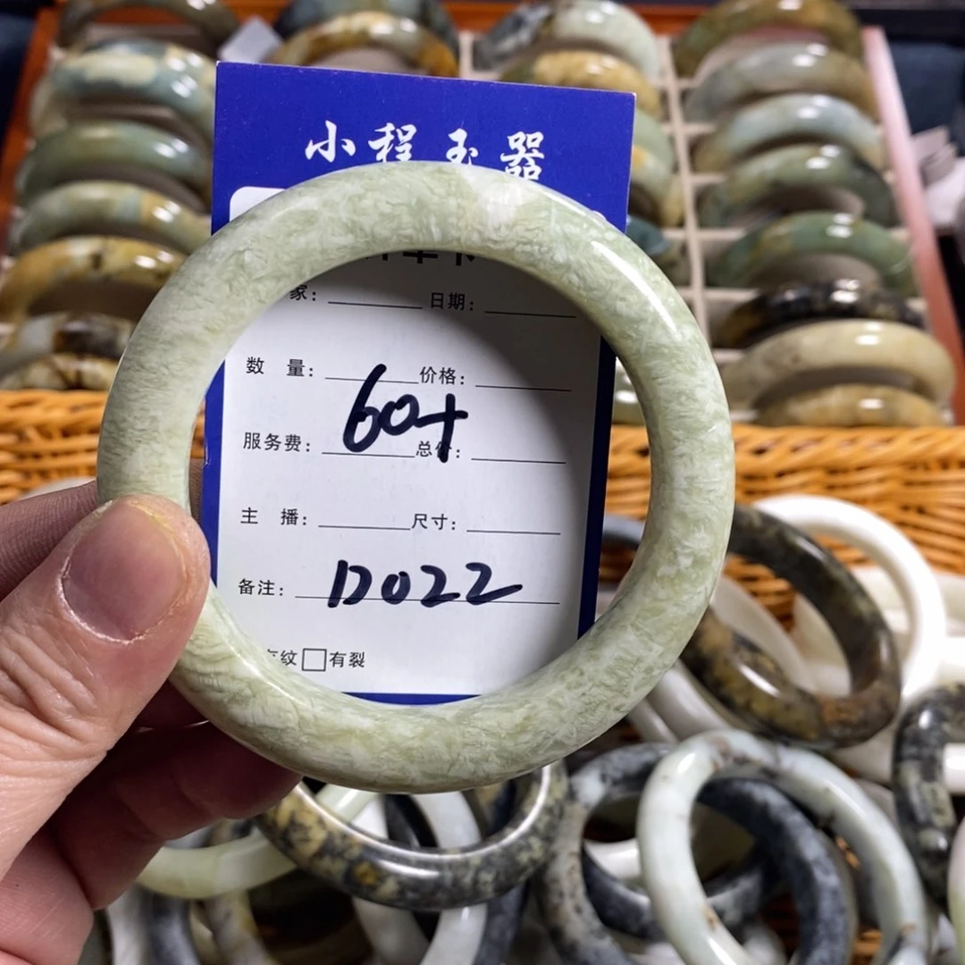 蛇纹石玉手镯未镶嵌扶****上