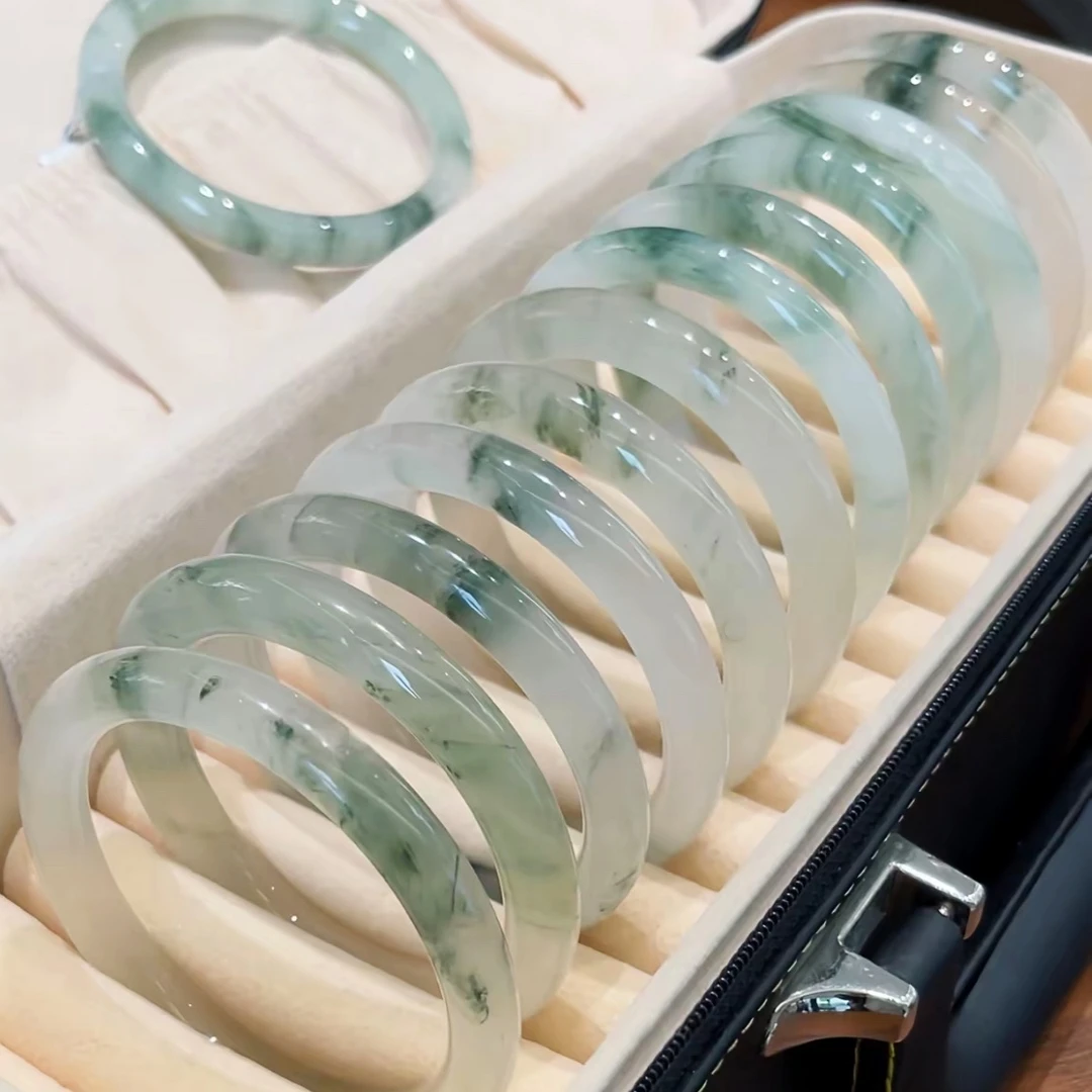 新疆玉石手镯女款高端珠宝玉镯子52