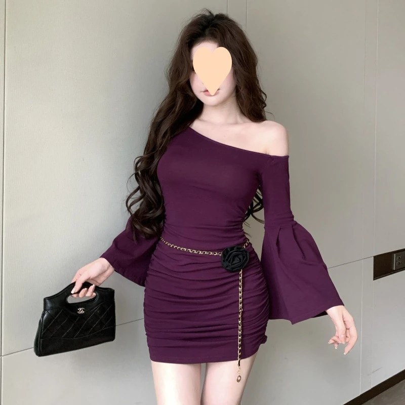 新款纯欲风紫色斜肩喇叭袖褶皱连衣裙女秋冬季紧身收腰长袖包臀裙