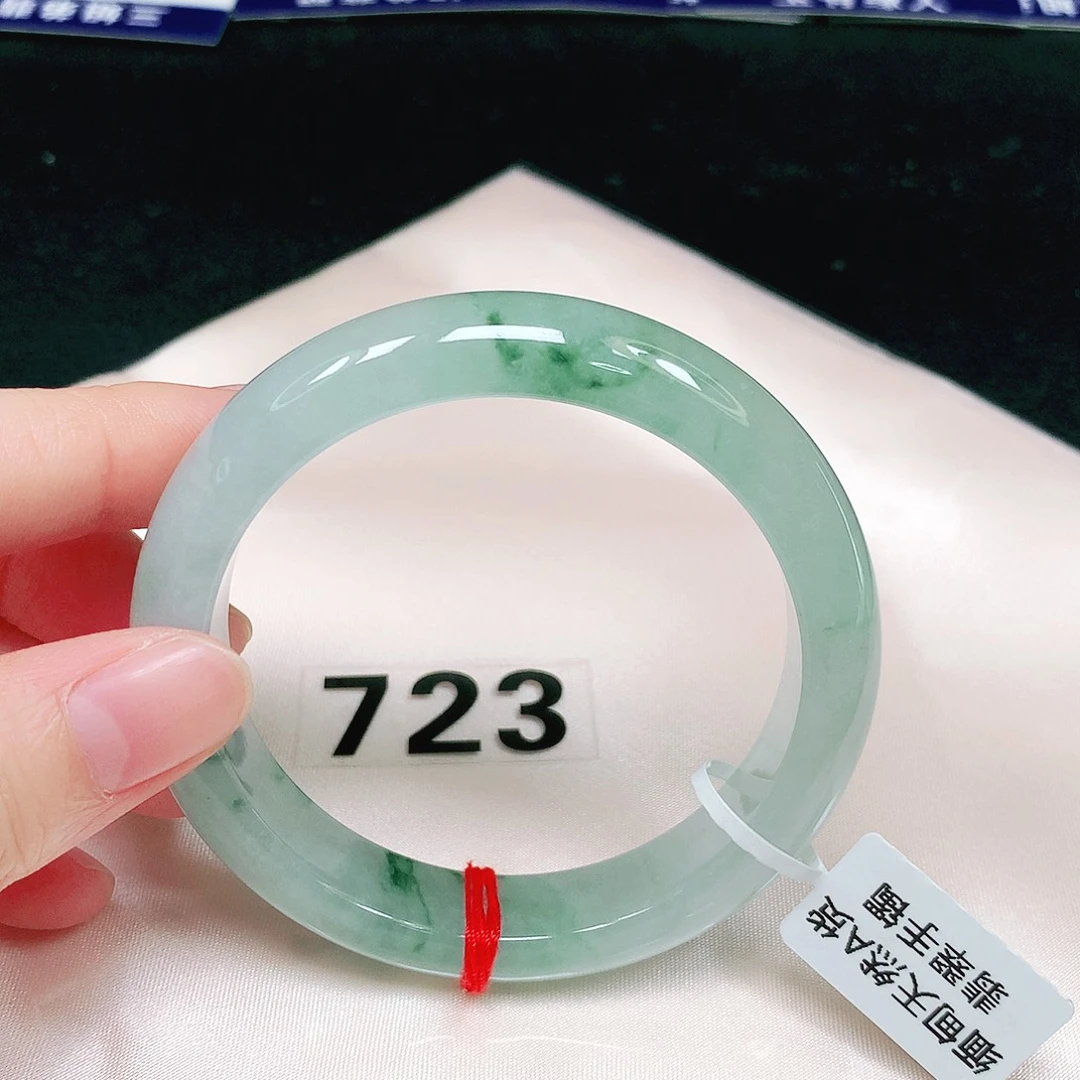翡翠手镯未镶嵌翡翠手镯未镶嵌