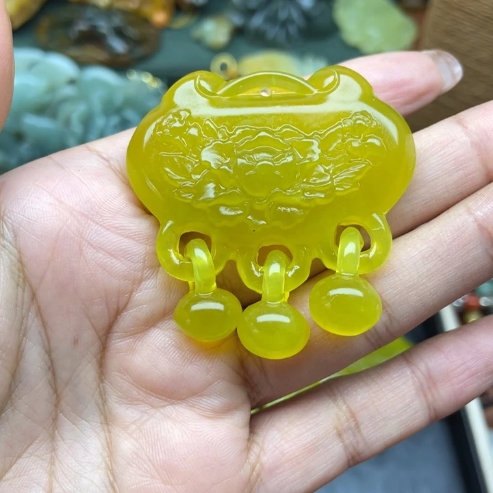 蛇纹石玉未镶嵌吊坠