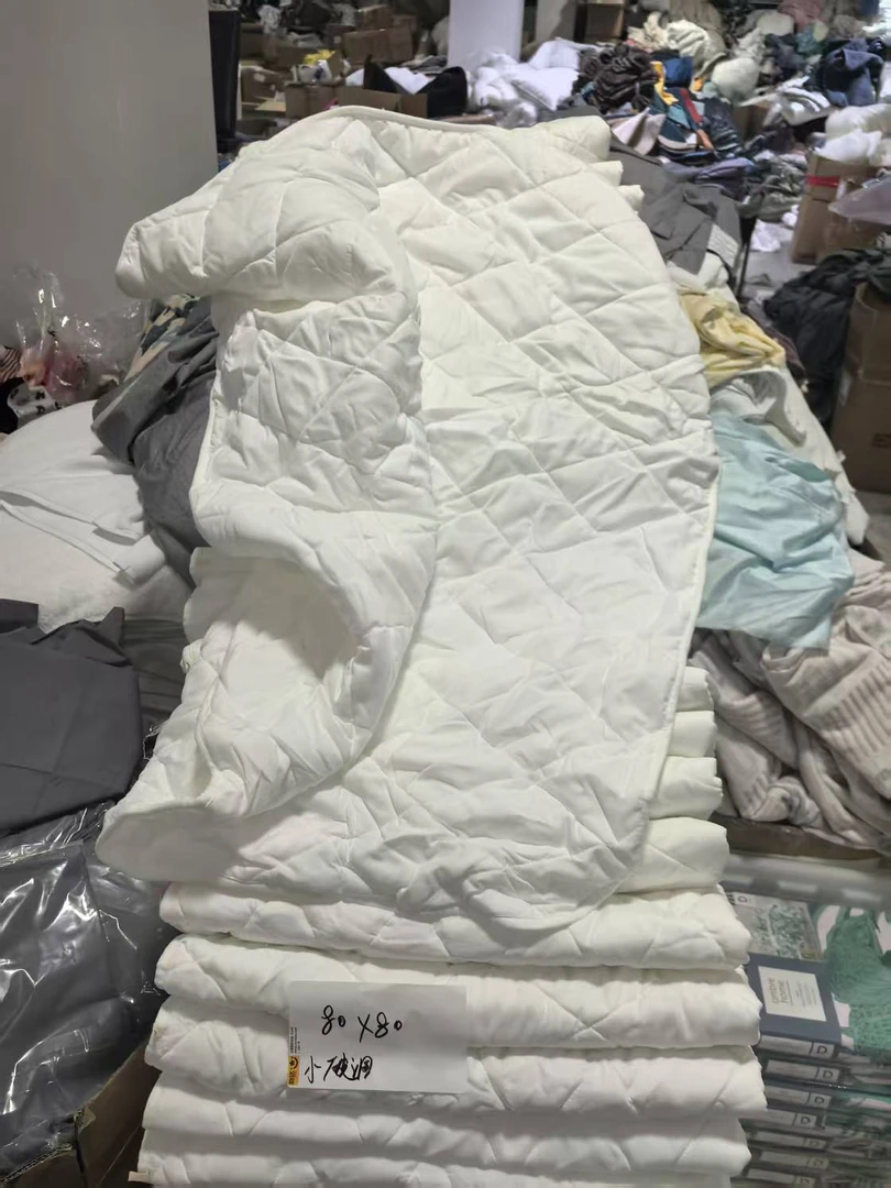 《厚广家》3楼80×80白色绗缝小垫子 发2张 小破洞