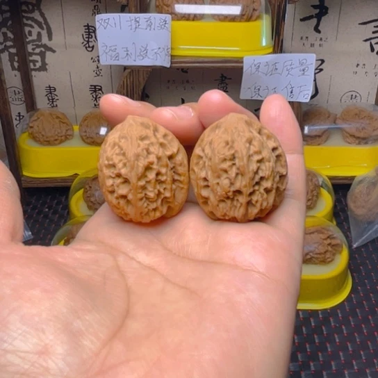 文玩核桃吊坠野牛