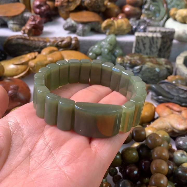 未镶嵌岫岩河磨玉（透闪石质玉）把件