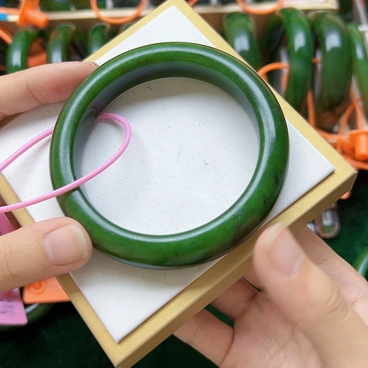 小***山和田玉未镶嵌手镯