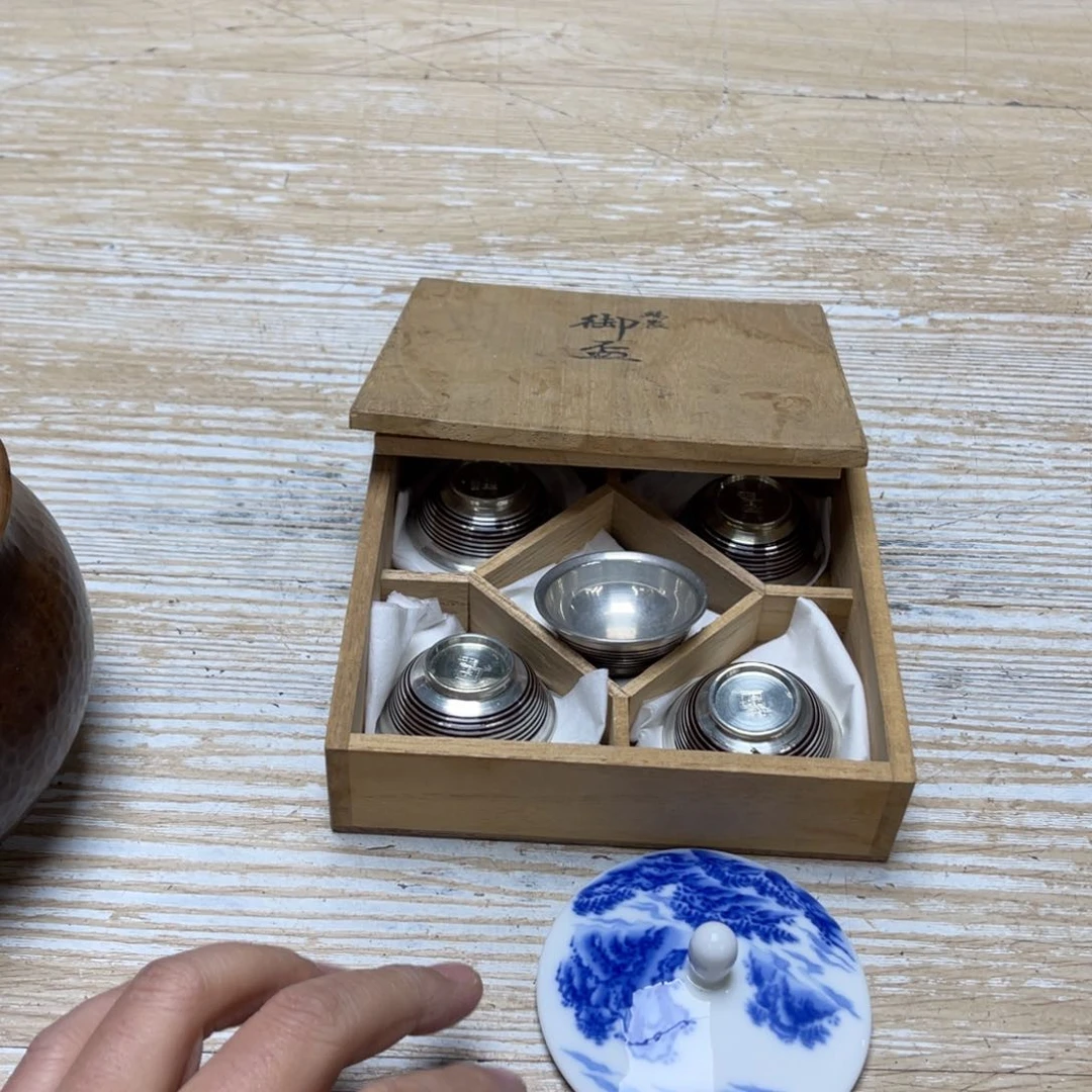 瓷片南**夷密密麻麻地排列着一个