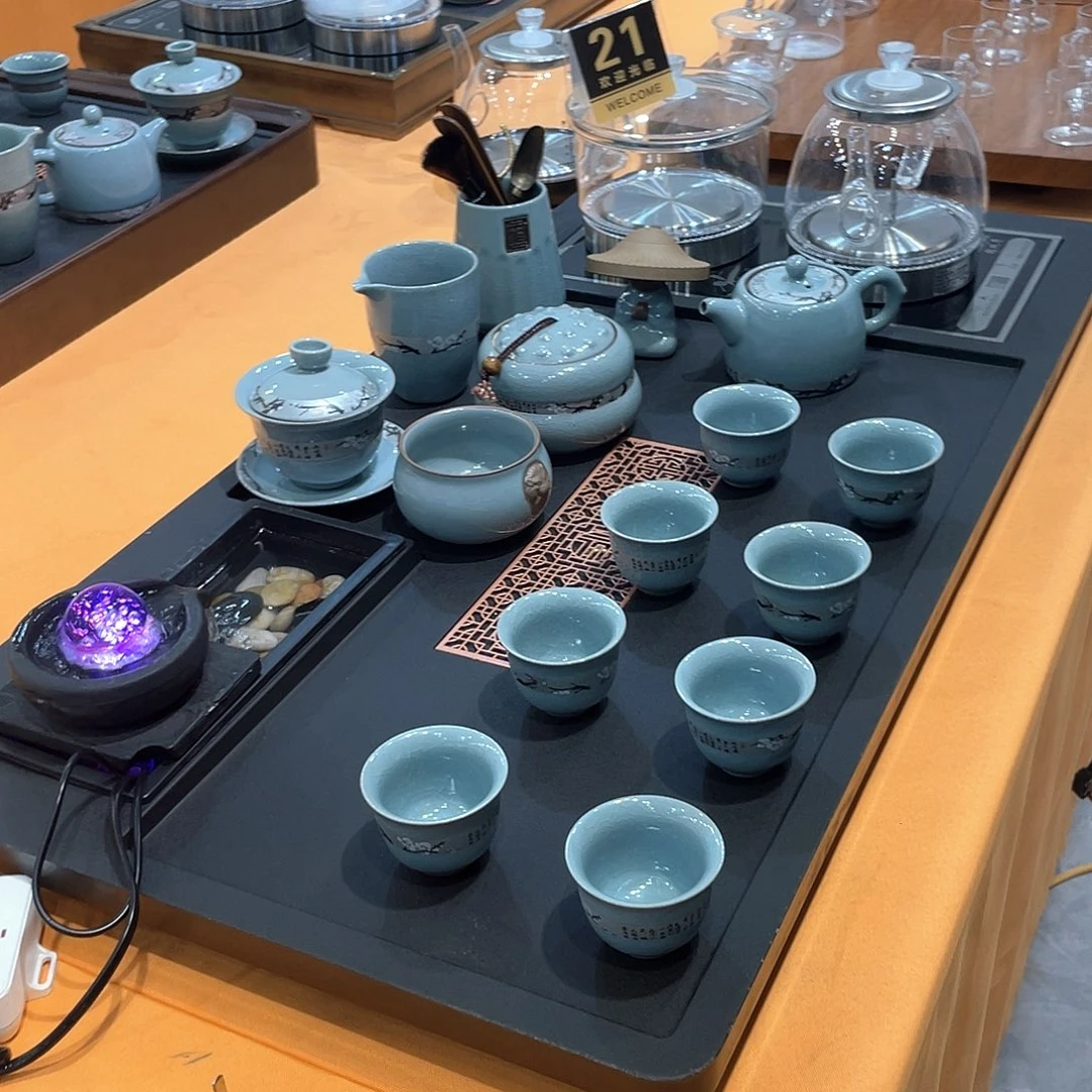 茶盘的形状有着类似两边圆头