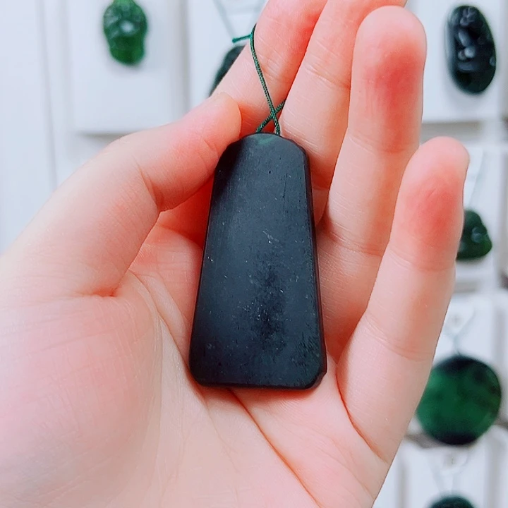 地****蛇纹石玉未镶嵌玉牌