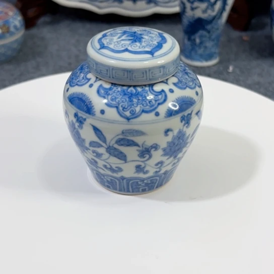 用***伢壶一个青花缠枝莲小罐子