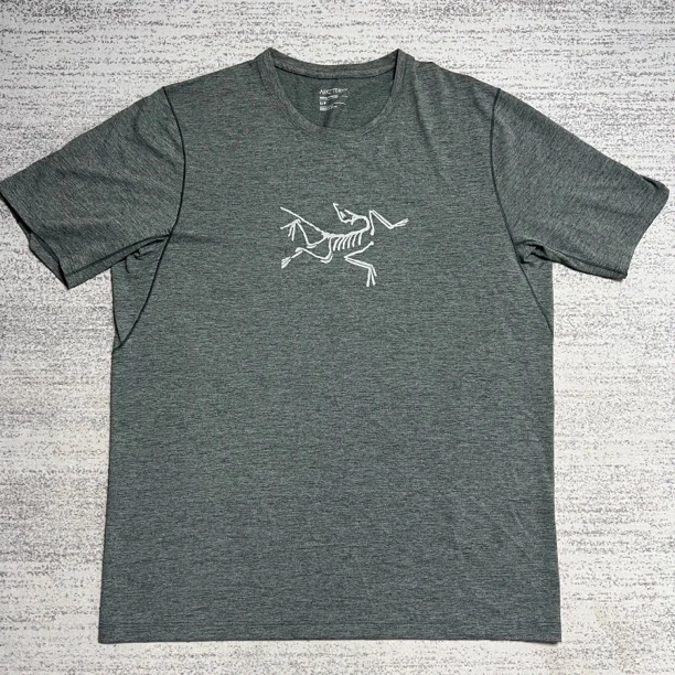 99新 ARC'TERYX/始祖鸟 cormac crew灰色3M反光logo速干短袖 S