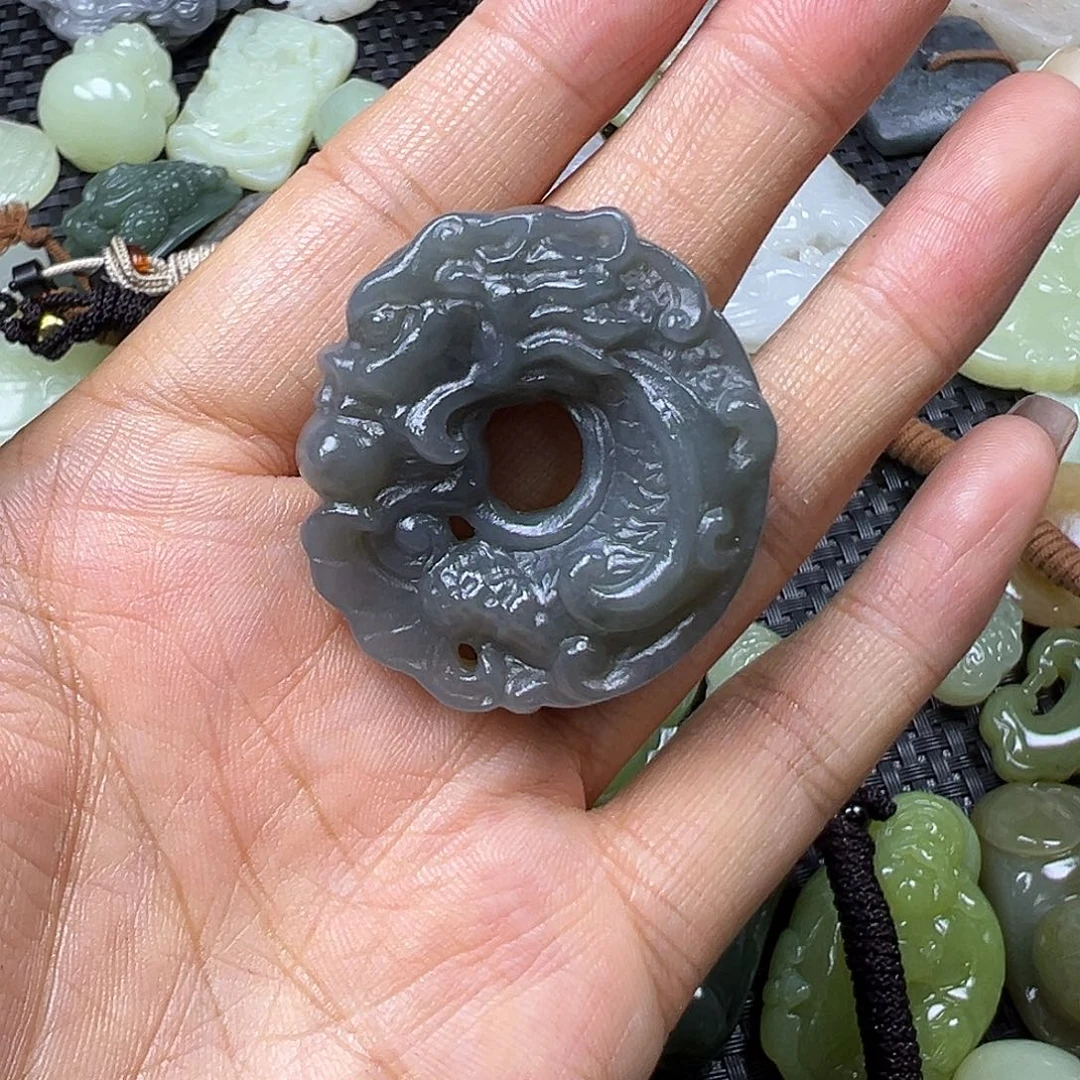 和田玉未镶嵌颈饰不退不换，卡40.5