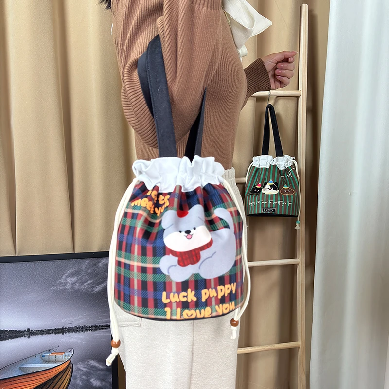 酷巴布原创英伦格子小狗抽绳束口袋手提手拎可爱水桶包便携学生