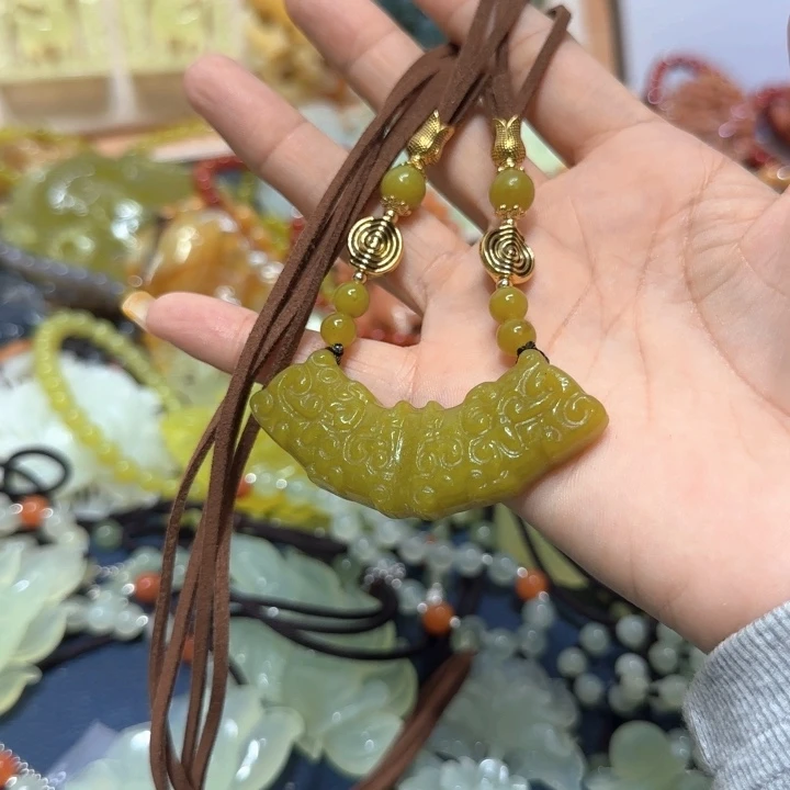 未镶嵌蛇纹石玉吊坠
