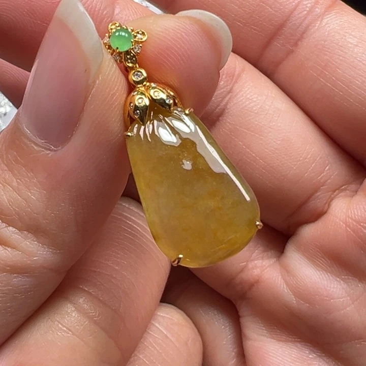 翡翠18K金镶嵌颈饰吊坠