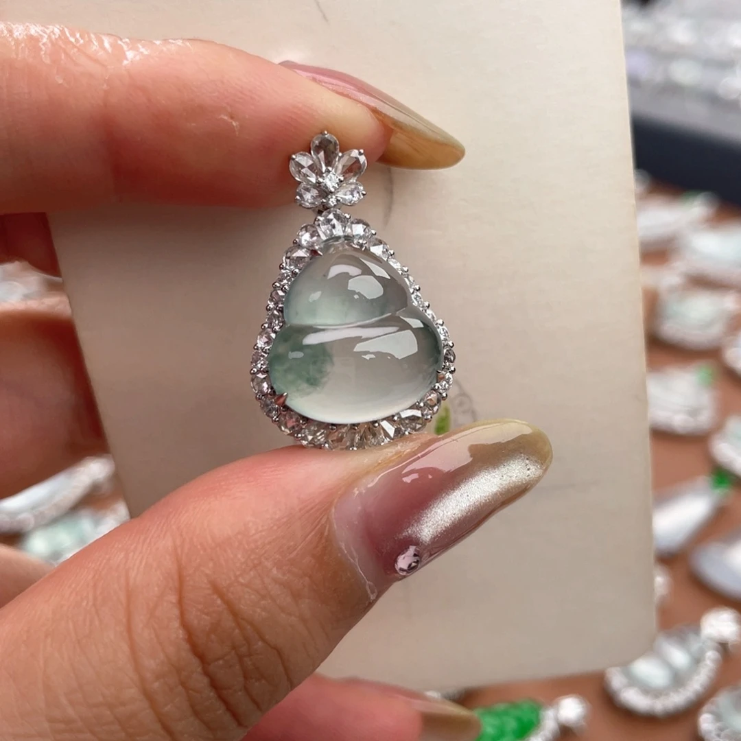 颈饰18K金镶嵌翡翠葫芦