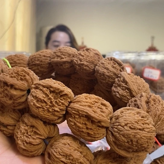 文玩核桃吊坠一**过两条南疆石手持有黄