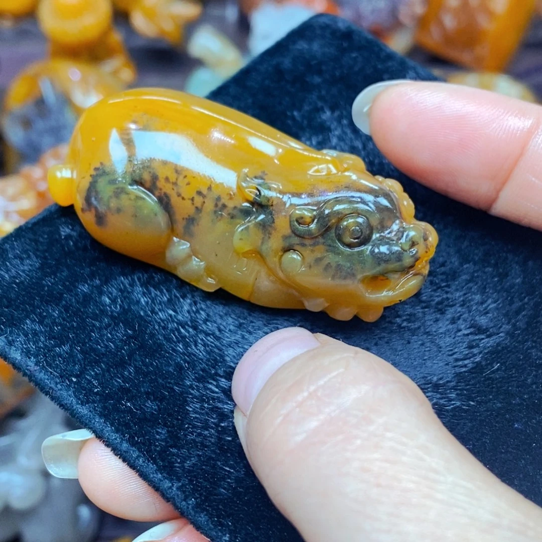 未镶嵌石英质玉（黄龙玉）颈饰