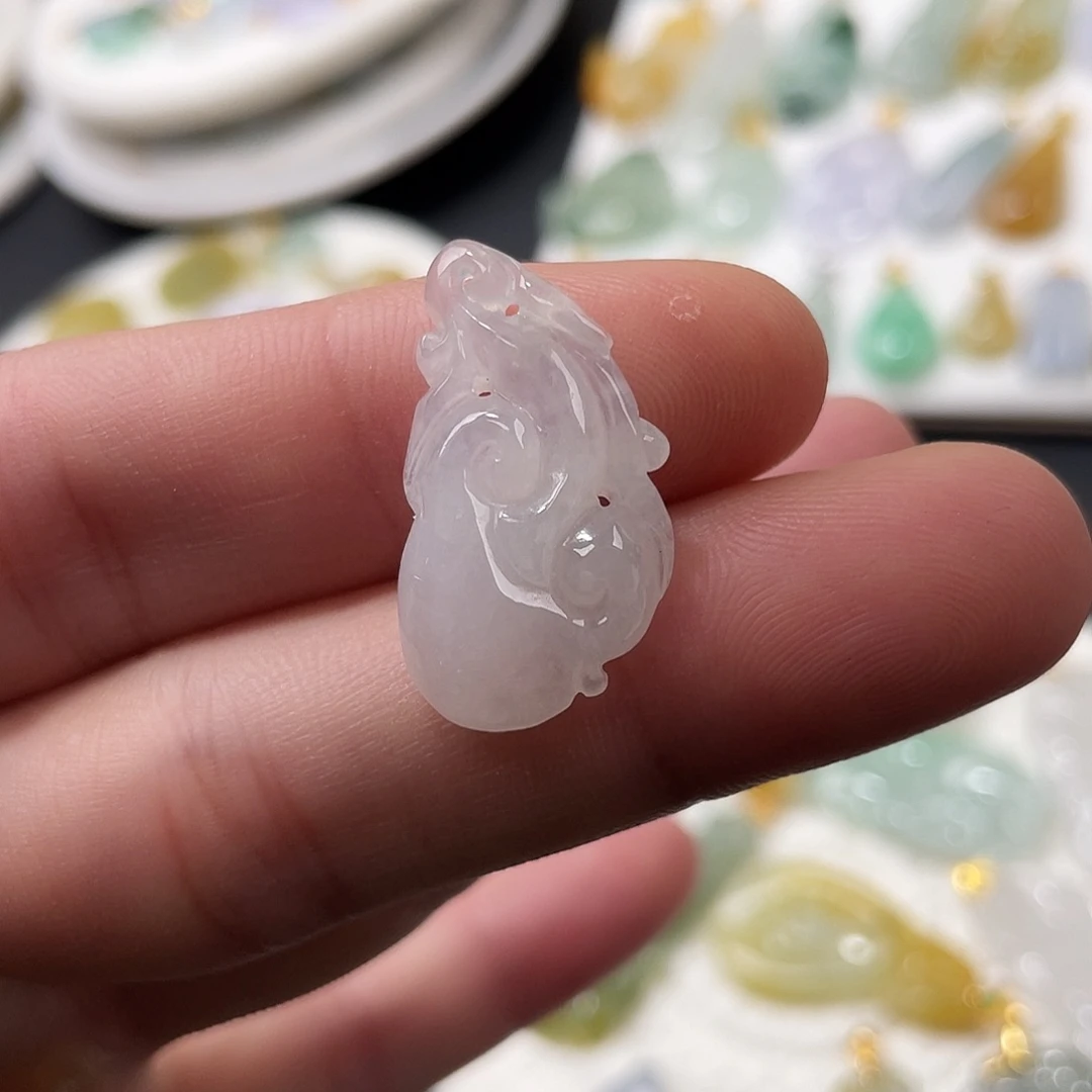 翡翠未镶嵌颈饰如意