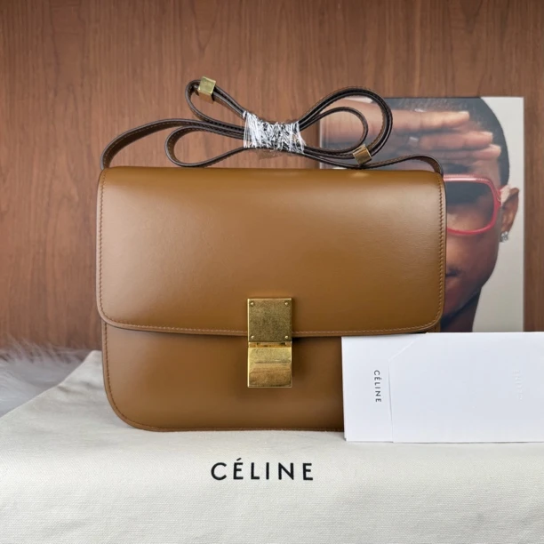 99新 Celine/思琳 金扣豆腐包中号栗子色