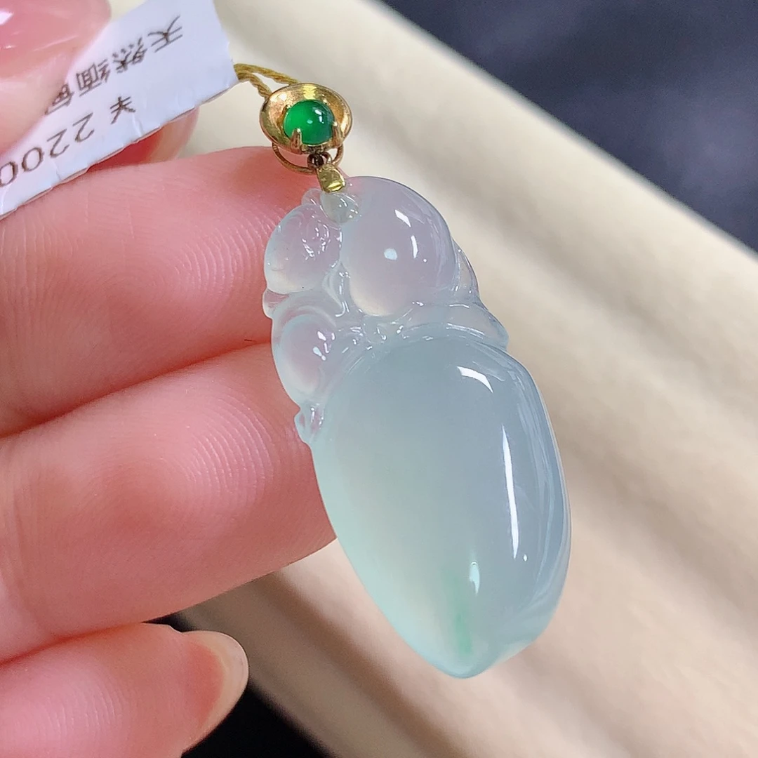 翡翠18K金镶嵌颈饰瓜