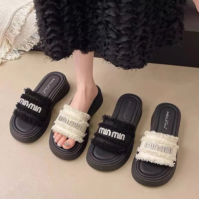 【SiSi】新疆包邮25夏季新款法式小香风软底一字拖厚底松糕水钻字母