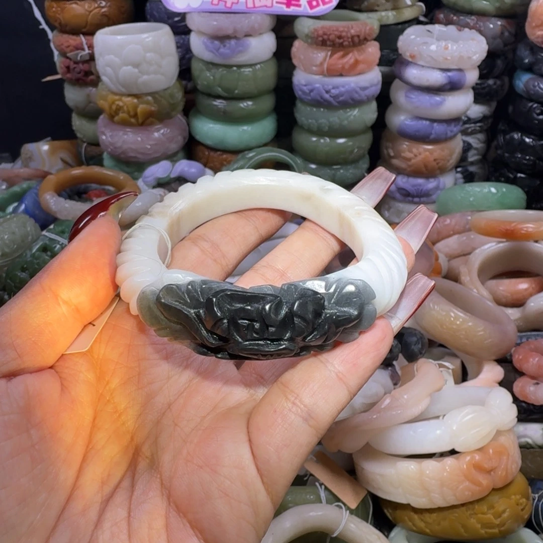 石英质玉（佘太翠）未镶嵌手镯50。56。不退换