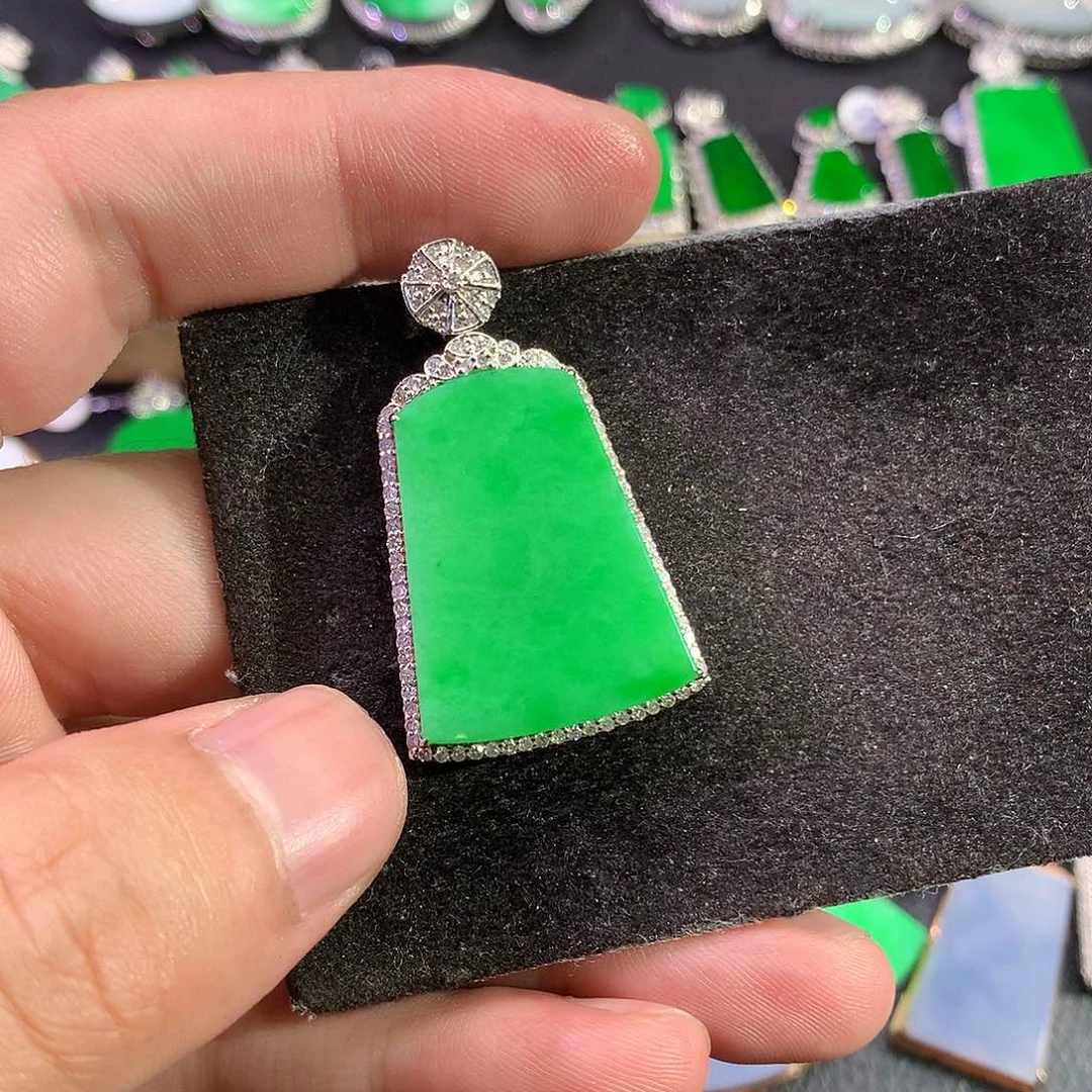 翡翠18K金镶嵌吊坠(赠链)