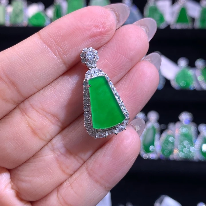 【闪购商品】颈饰银S925镶嵌翡翠螺****人