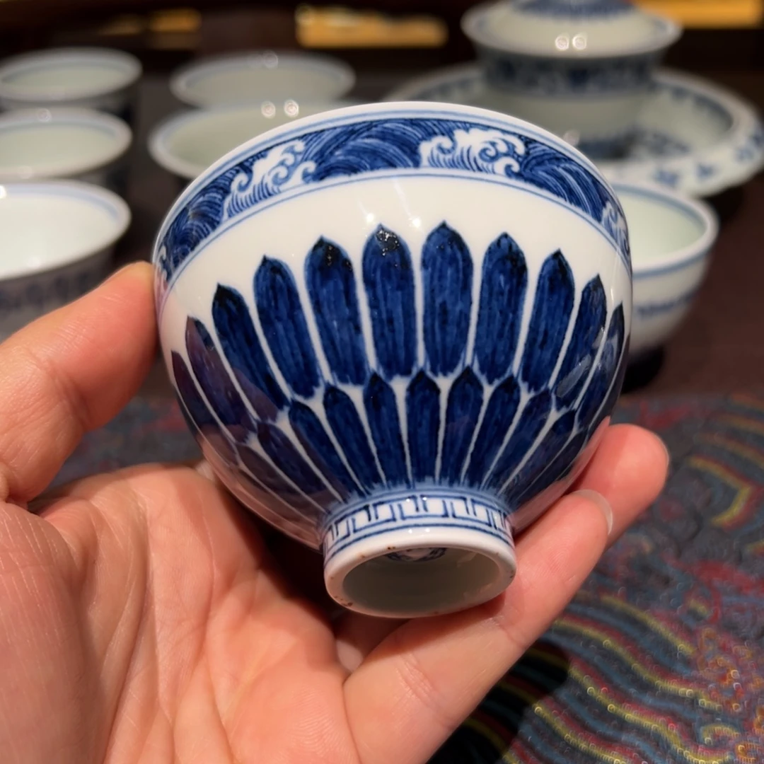 陶精品青花海水双菊瓣纹鸡心杯口径约8.5厘米