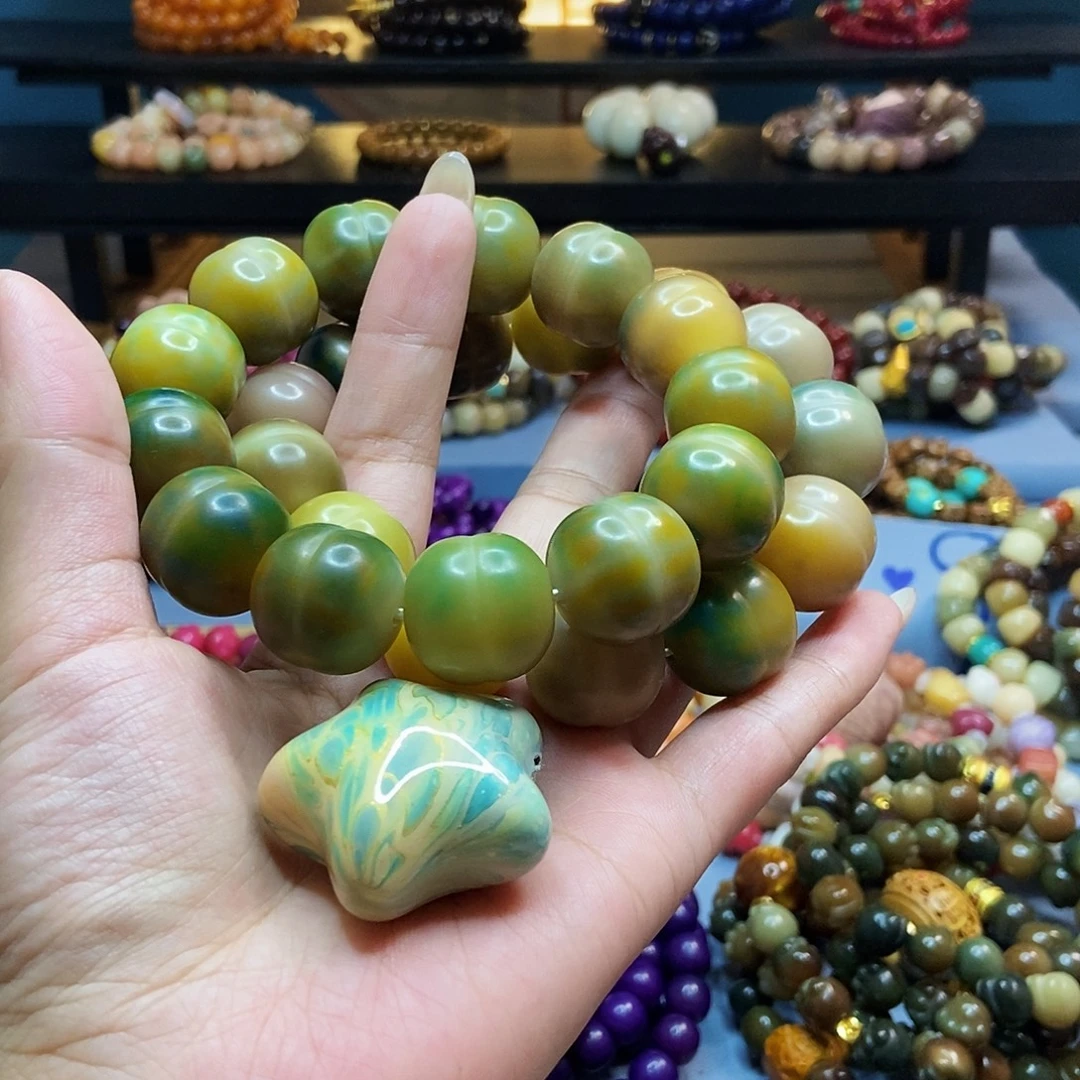 晚***。佛心果吊坠菩提果