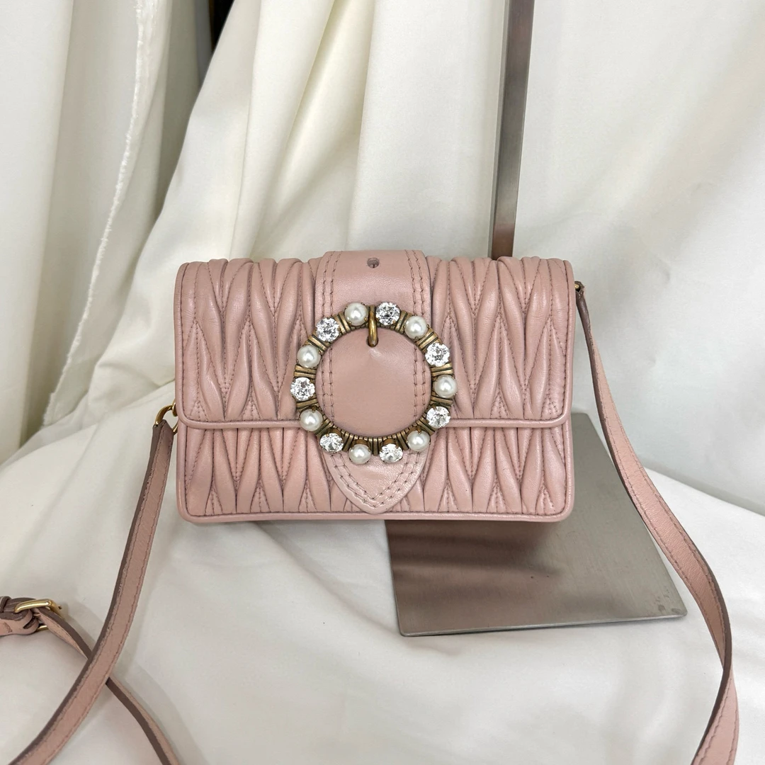 95新 MIU MIU/缪缪 miumiu 樱花粉太阳花钻扣斜挎包(K)