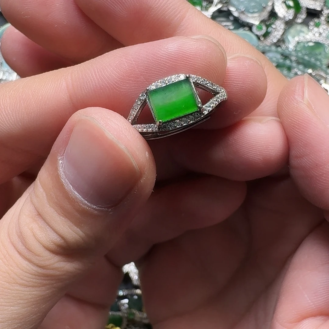 翡翠未镶嵌颈饰天然A货翡翠放漏