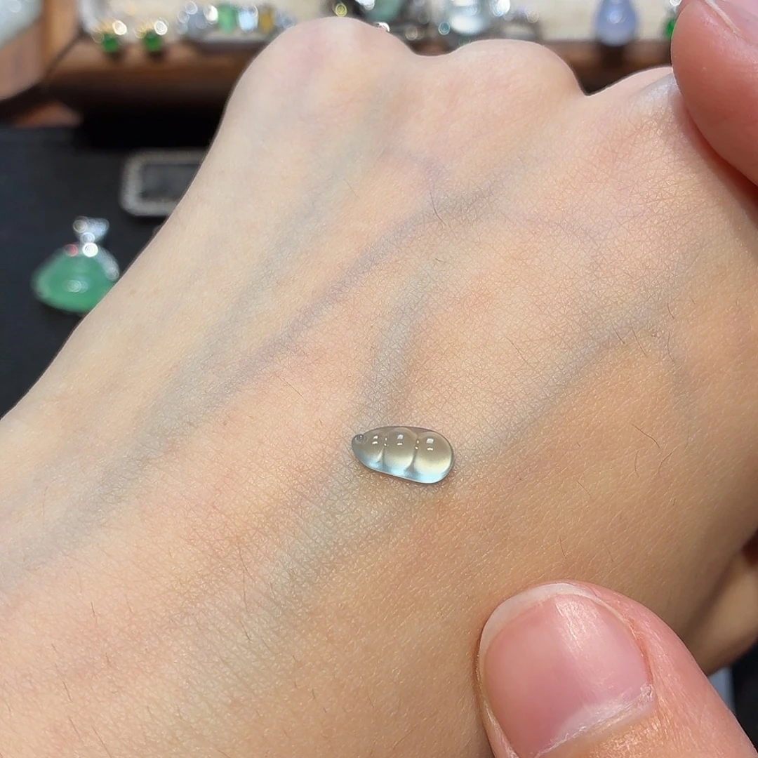 翡翠未镶嵌颈饰豆子