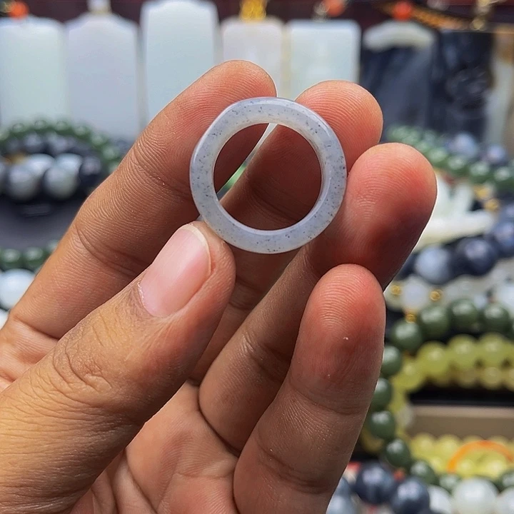 未镶嵌戒圈和田玉