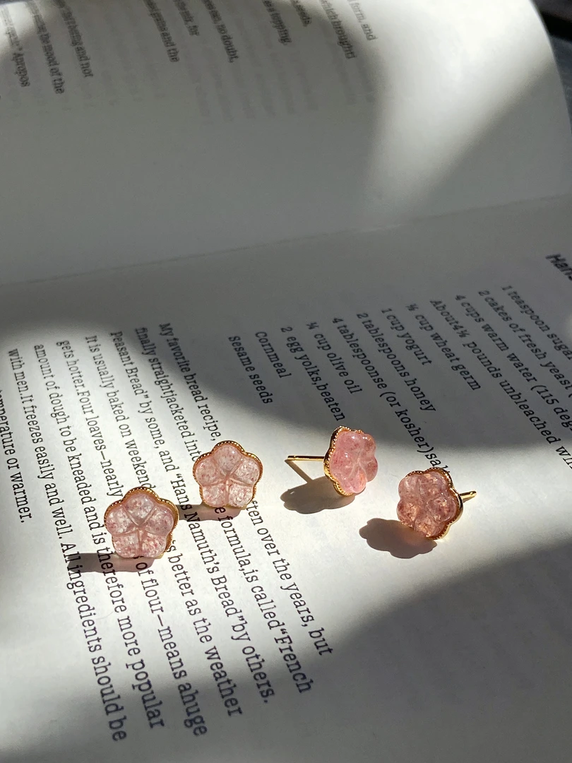 草莓晶五瓣花耳钉