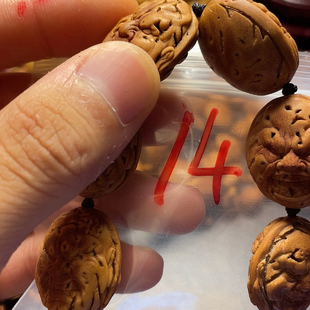 大桃核雕刻瑕疵恶僧