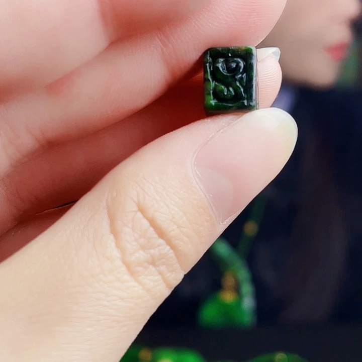 翡翠未镶嵌颈饰多样性