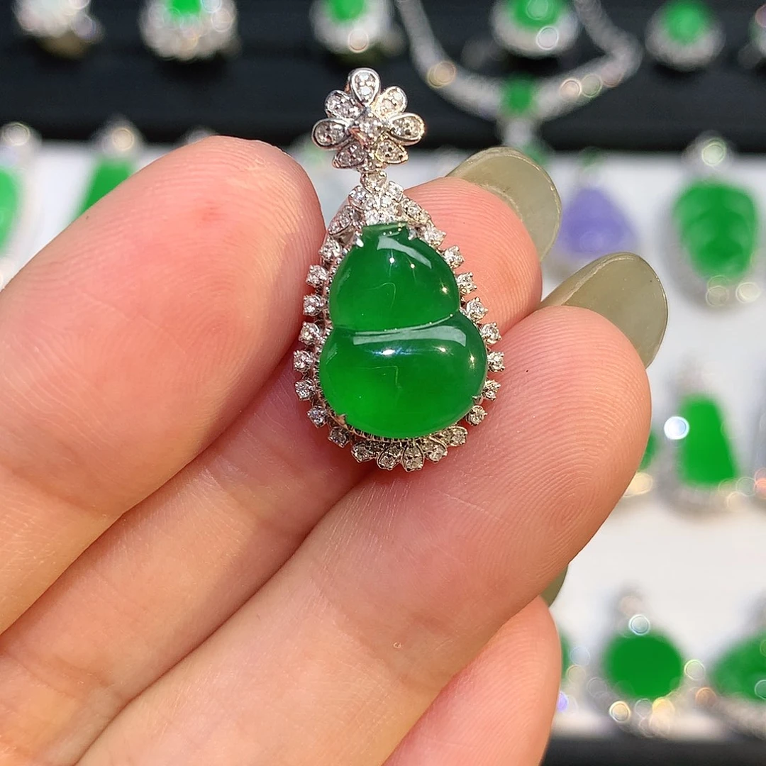 翡翠18K金镶嵌颈饰吊坠